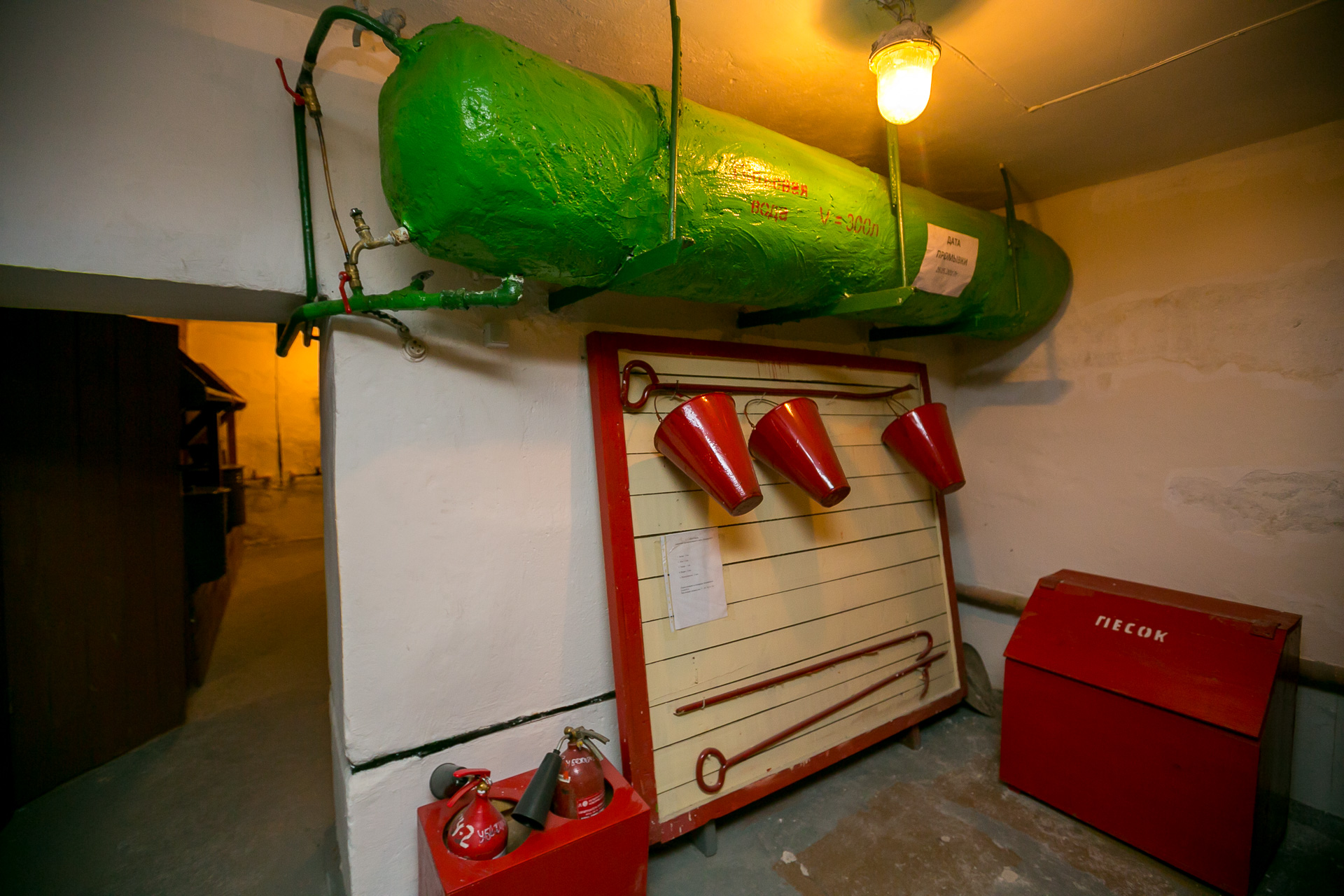 зеленый бак под потолком предназначен для воды