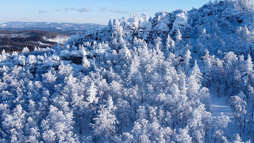 Хребет Уралтау в снегу