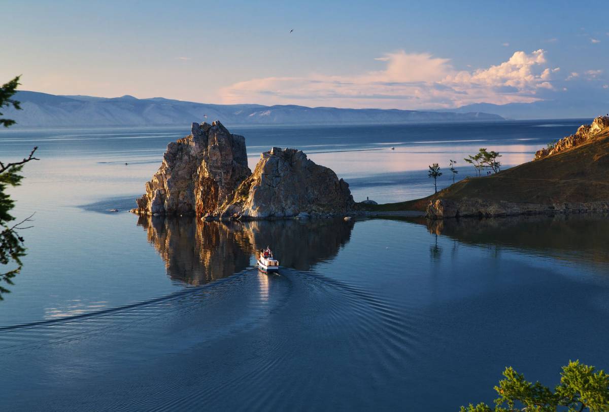 Скала Шаманка (также мыс Бурхан, Шаманский мыс, Пещерный мыс) - мыс в центральной части западного побережья острова Ольхон на озере Байкал.
