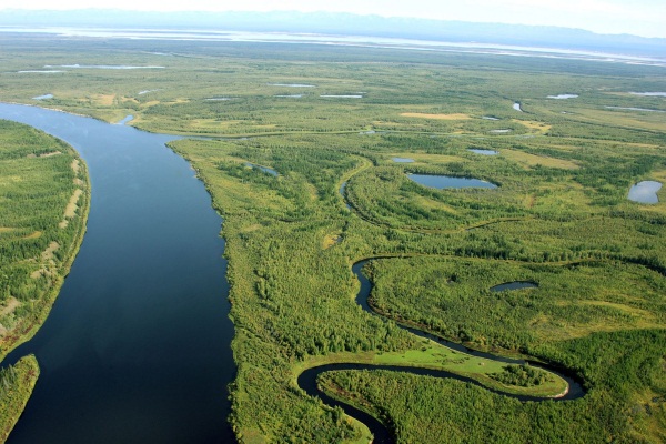 Река Лена на карте России. Где находится источник и устье реки, с указанием городов, куда она впадает, ее протяженность, глубина, длина и течение.