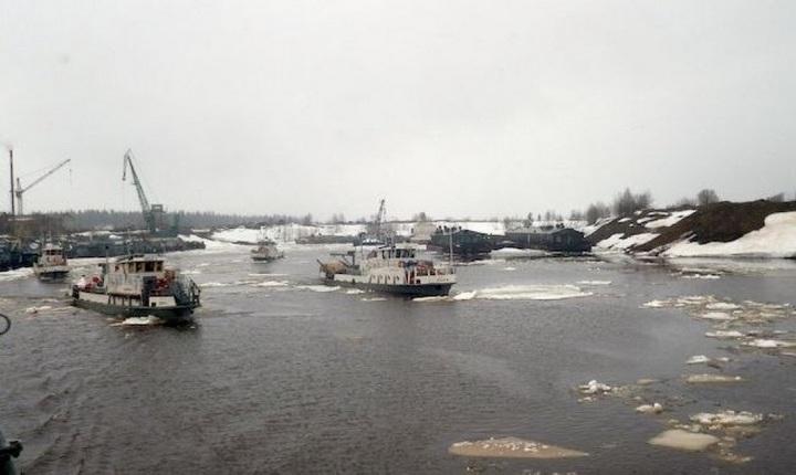 Первые суда после зимы вошли в реку Печора, фото.