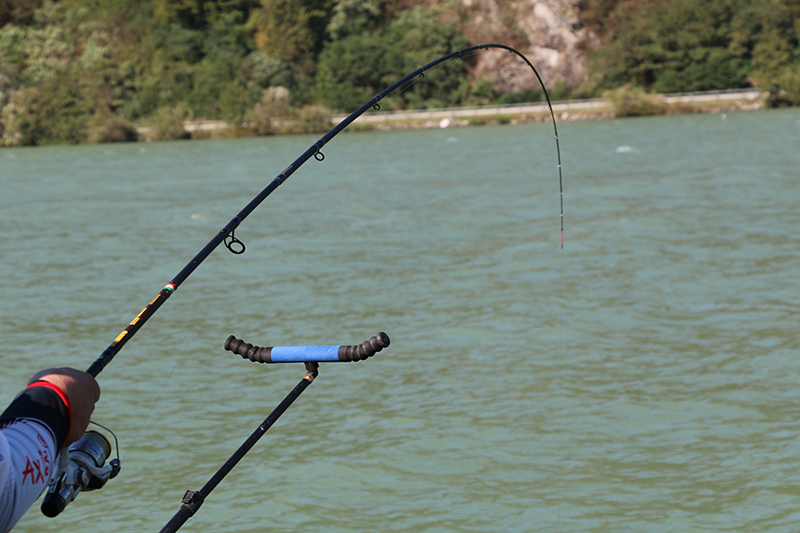 Как выбрать фидер для рыбалки: длина, тест и материал
