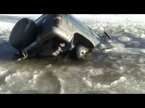Машина ушла под лед