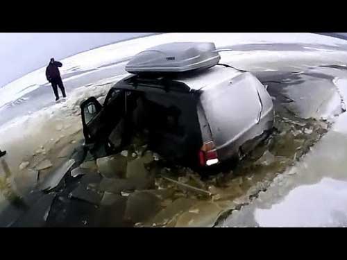 Авто провалились под лед